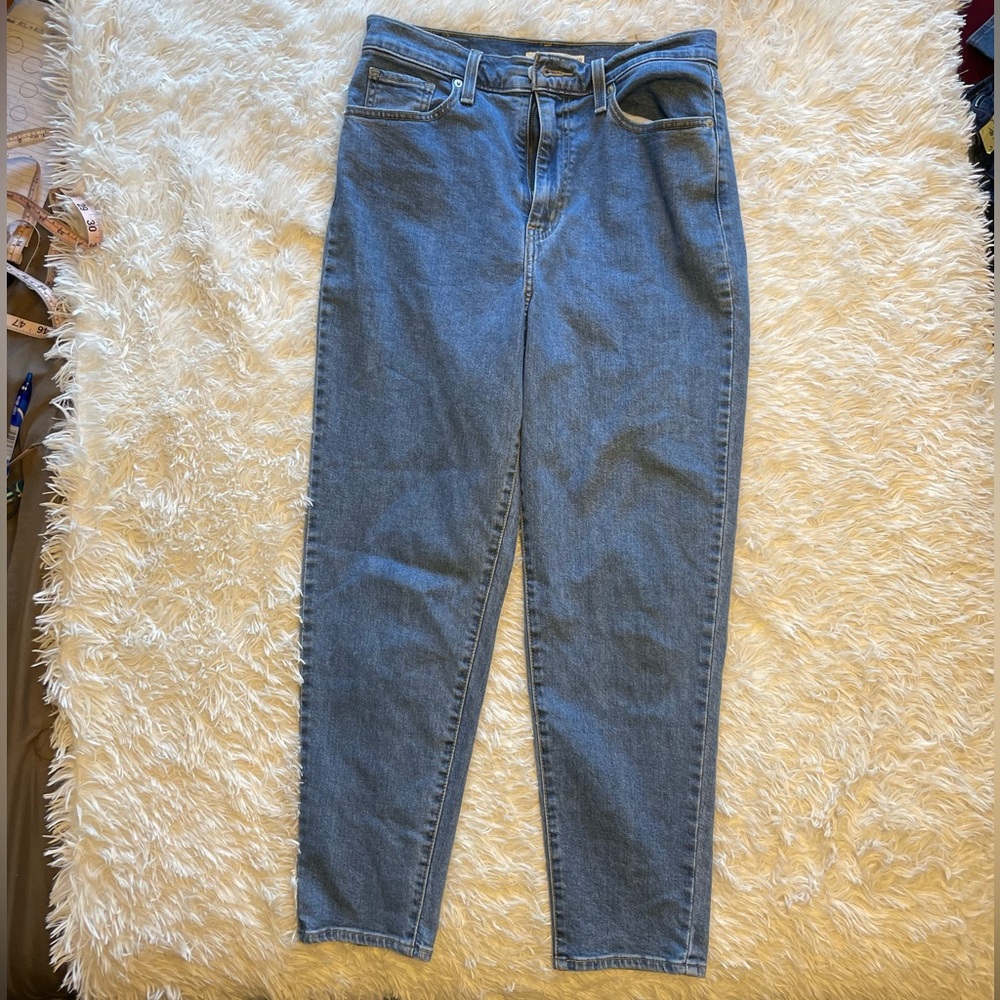 Levi High Waisted Taper Jeans size 29